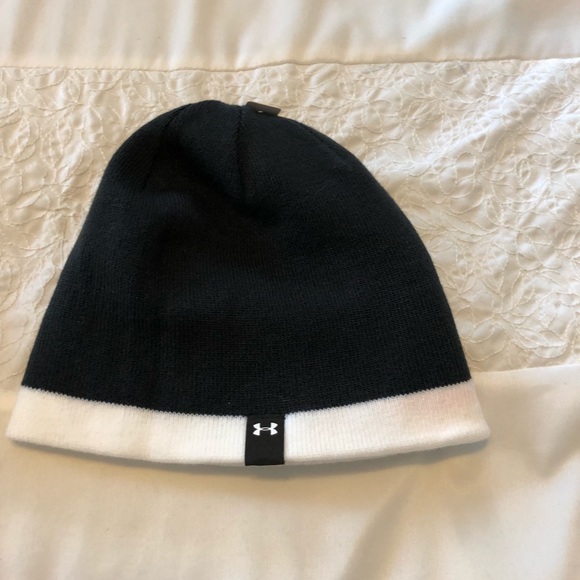 Under Armour Girls Beanie. BNWT. Reversible. - Picture 6 of 6